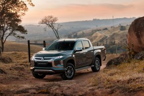 lateral mitsubishi triton sport 2021 hpe s estacionada em campo