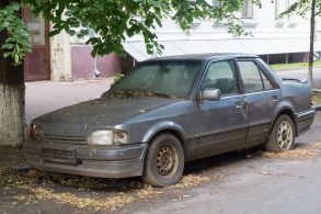carro abandonado em baixo de arvore na rua ford escort