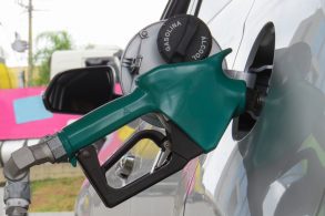 mangueira bocal abastecendo carro flex posto combustivel
