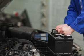 mecanico trocando bateria carro automovel