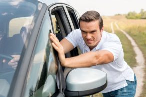 motorista empurrando carro automovel cambio manual automatico dar tranco