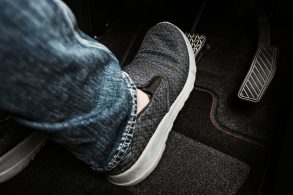 Não é permitido dirigir de chinelo de dedo