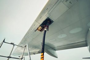 abastecendo aviao gasolina
