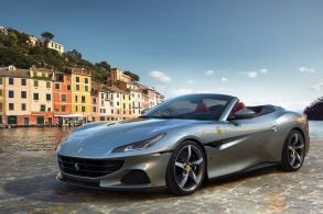 ferrari portofinom 2021 prata estacionada em frente a canal