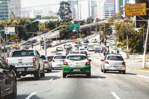 carros enfileirados em transito na capital sao paulo