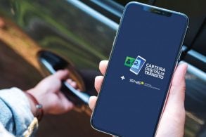 celular mostrando o app carteira digital de transito que permite pagar multas com desconto