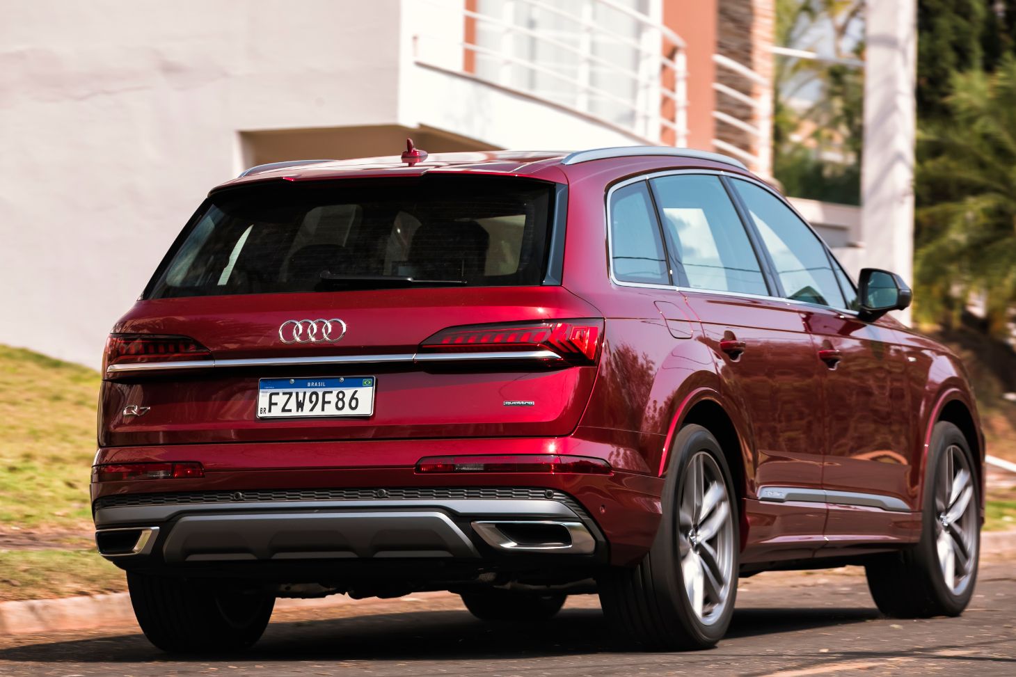 traseira do audi q7 2021 vermelho