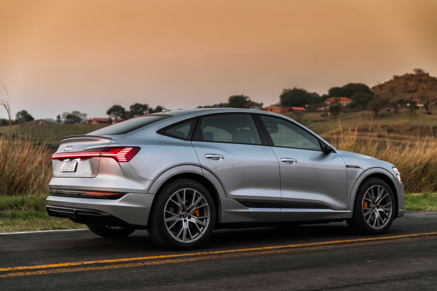 lateral do audi e tron sportback