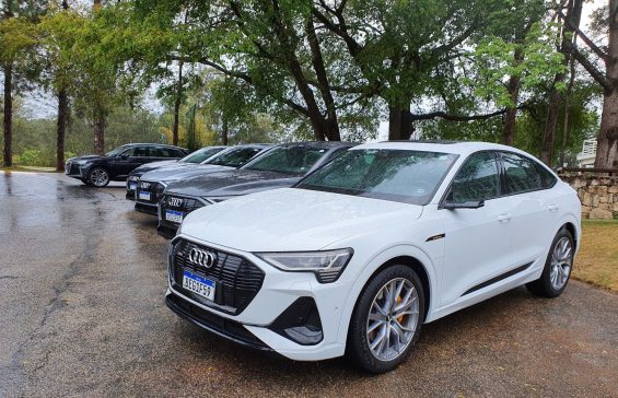 quatro audi e tron sportback e um q7 de cores diferentes estacionados foto laurie andrade autopapo