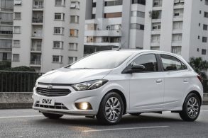 chevrolet onix joy branco frente 45 detalhe
