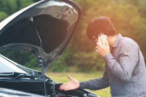 motorista proprietario com carro estragado nao liga acionando socorro reboque capo aberto
