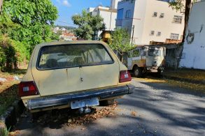 dois carros antigos abandonados em rua de belo horizonte foto laurie andrade