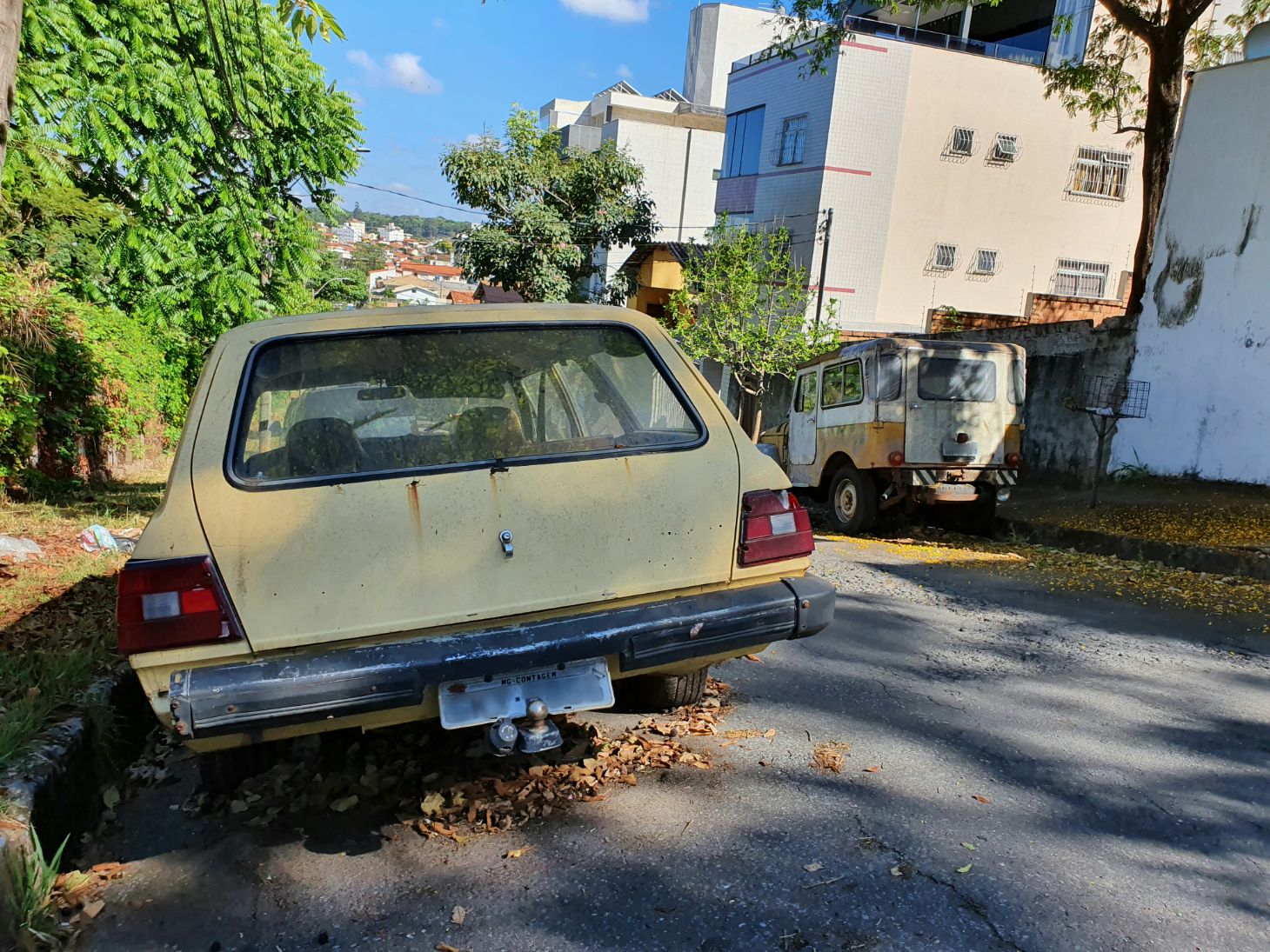Carros abandonados contribuem para surto de dengue