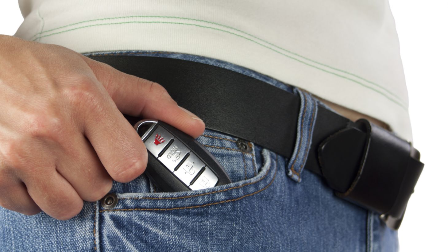 Proprietário do carro com a chave presencial em seu bolso