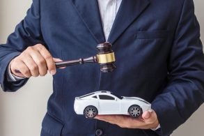 leiloeiro miniatura carro de leilao