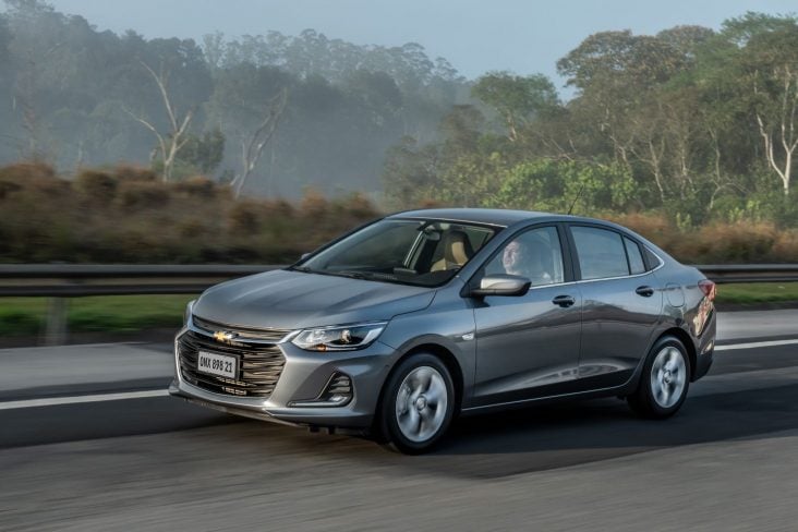 chevrolet onix premier 2021 cinza rodando em estrada 1