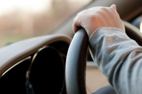 motorista maos volante carro painel dirigir