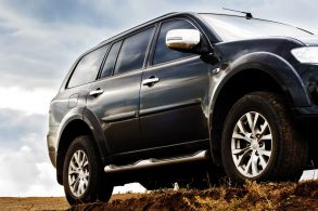 suv utilitario esportivo lateral direita detalhe preto