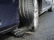 pneu dianteiro esquerdo carro automovel estourado