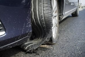 pneu dianteiro esquerdo carro automovel estourado