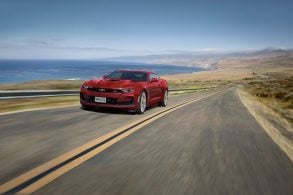 chevrolet camaro 2021 vermelho em estrada