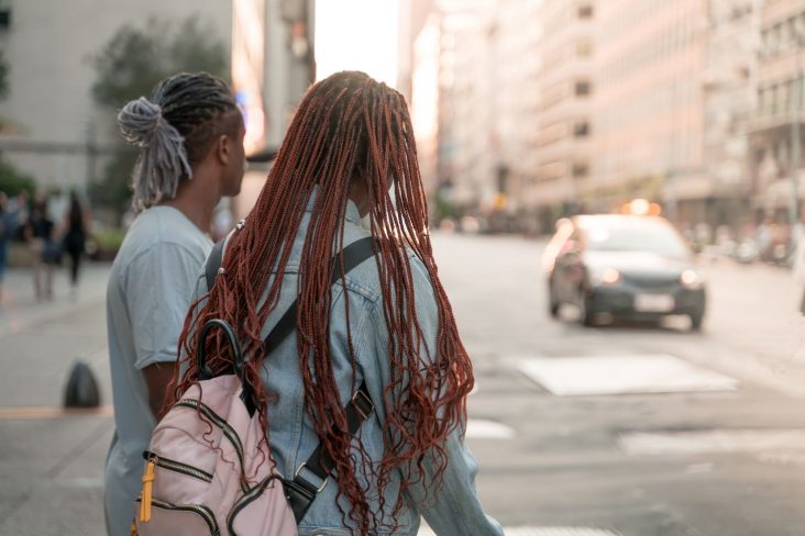 pedestres negros esperam para atravessar rua nos estados unidos