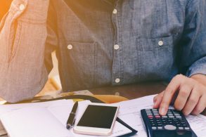 proprietario carro automovel calculando pagar multa de transito celular calculadora papeis
