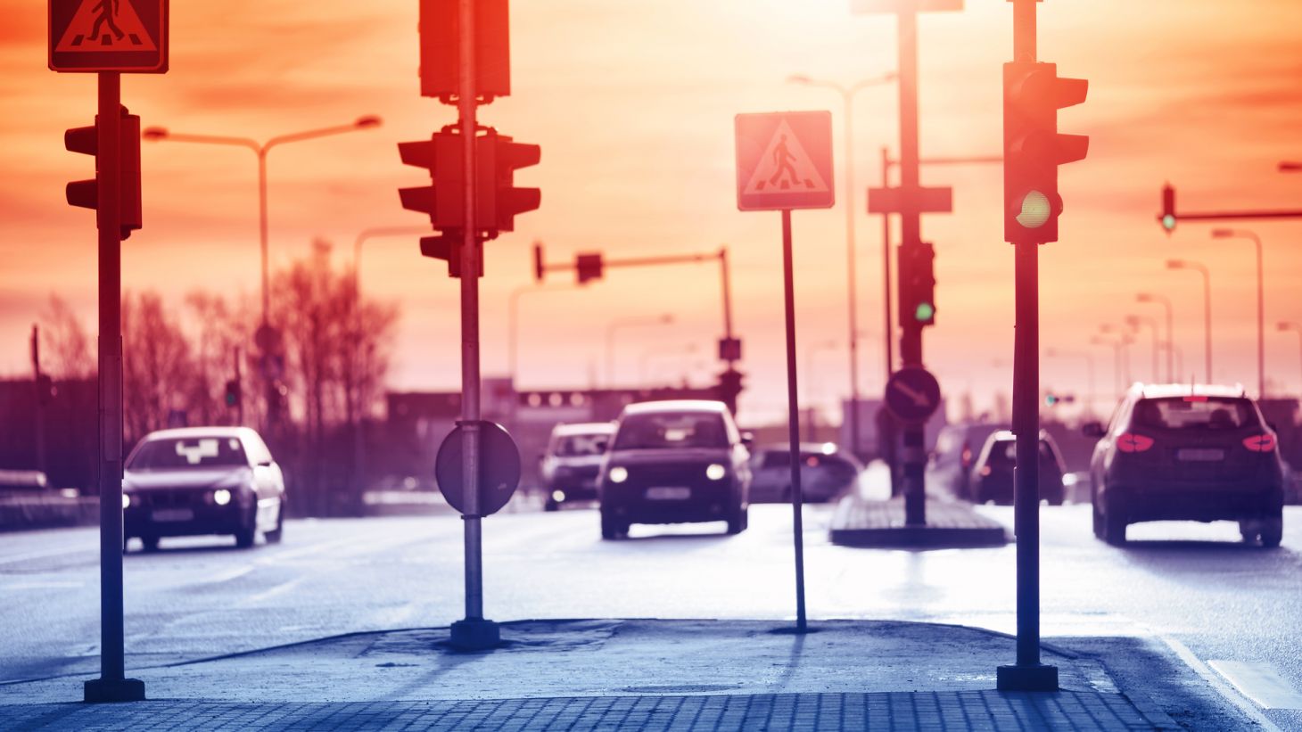 Automóveis transitando na via de mão dupla com os semáforos de luzes verdes Código de Trânsito