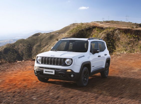 jeep renegade moab branco visto de frente em serra