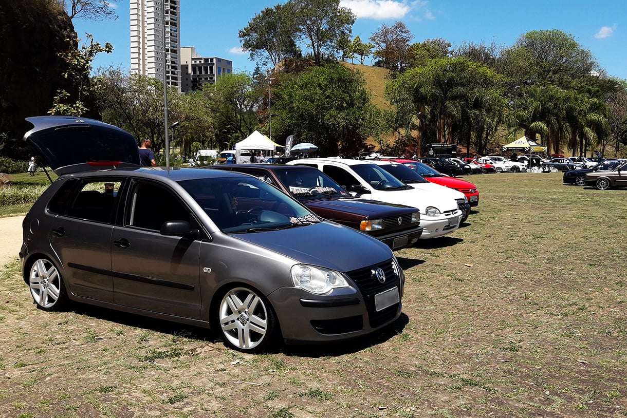 carros com suspensão, rodas e pneus alterados em exposição