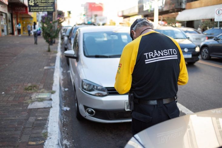 guarda aplica multa em local onde é proibido estacionar foto jair ferreira belafacce shutterstock