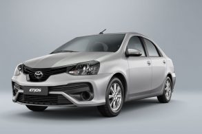 toyota etios seda frente 45 cor prata