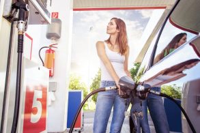 mulher abastecendo proprio carro automovel posto combustivel alcool gasolina etanol