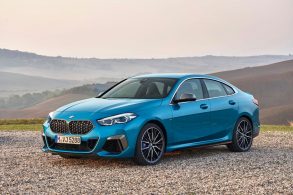 bmw m235i azul estacionado