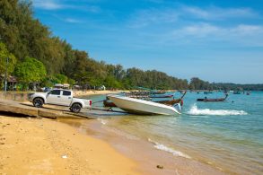 picape puxando barco no reboque em praia