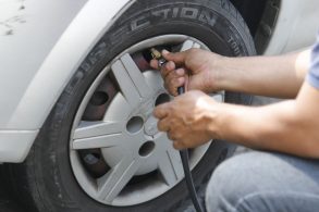 dono proprietario homem calubrando pneu dianteiro esquerdo carro automovel