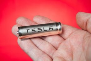 mão masculina segura bateria de litio da Tesla, empresa dirigida por Elon Musk