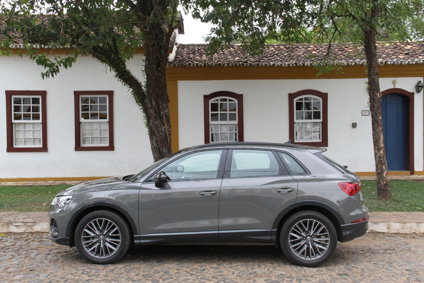 novo audi q3 cinza lateral