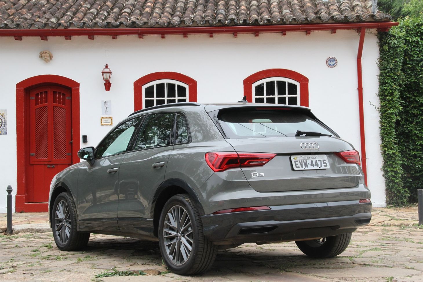 novo audi q3 cinza traseira