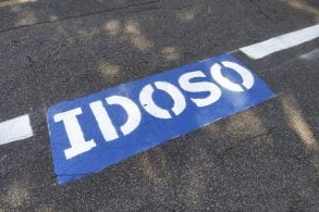 vaga de estacionamento marcada com a palavra idoso indicando exclusividade