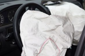 airbags estourados painel volante interior carro