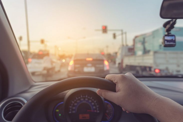 motorista mao volante painel para brisas transito frente carros