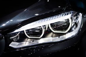 farol led com drl em carro preto