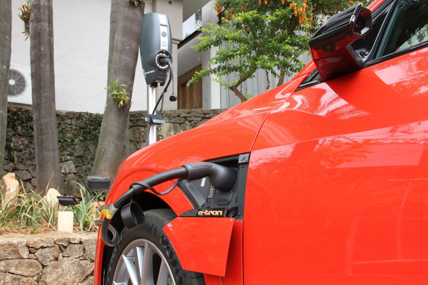 Estudantes desenvolvem carro de corrida elétrico com carregamento