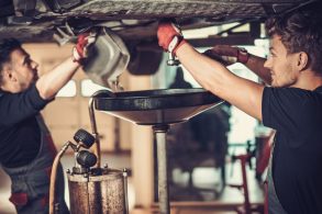 mecanico trocando oleo motor carro automovel concessionaria