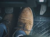 motorista pe pedal freio carro automovel