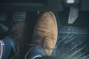 motorista pe pedal freio carro automovel