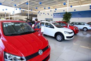 concessionaria volkswagen com fox gol dianteiras detalhe