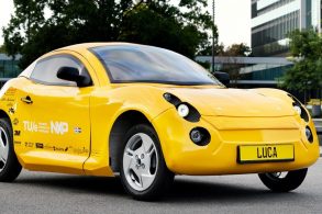 carro eletrico amarelo feito lixo rodando em rua na holanda