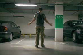 homem abre os braços em frente a vaga de estacionamento indicando que seu carro foi roubado